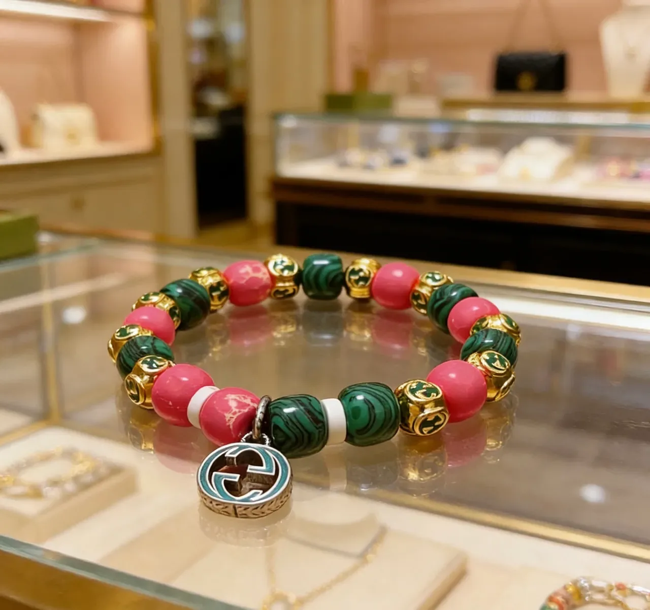 Bracelete Gucci Perlada de Malachita e Pedras Rosadas Interlocking G Charm 6