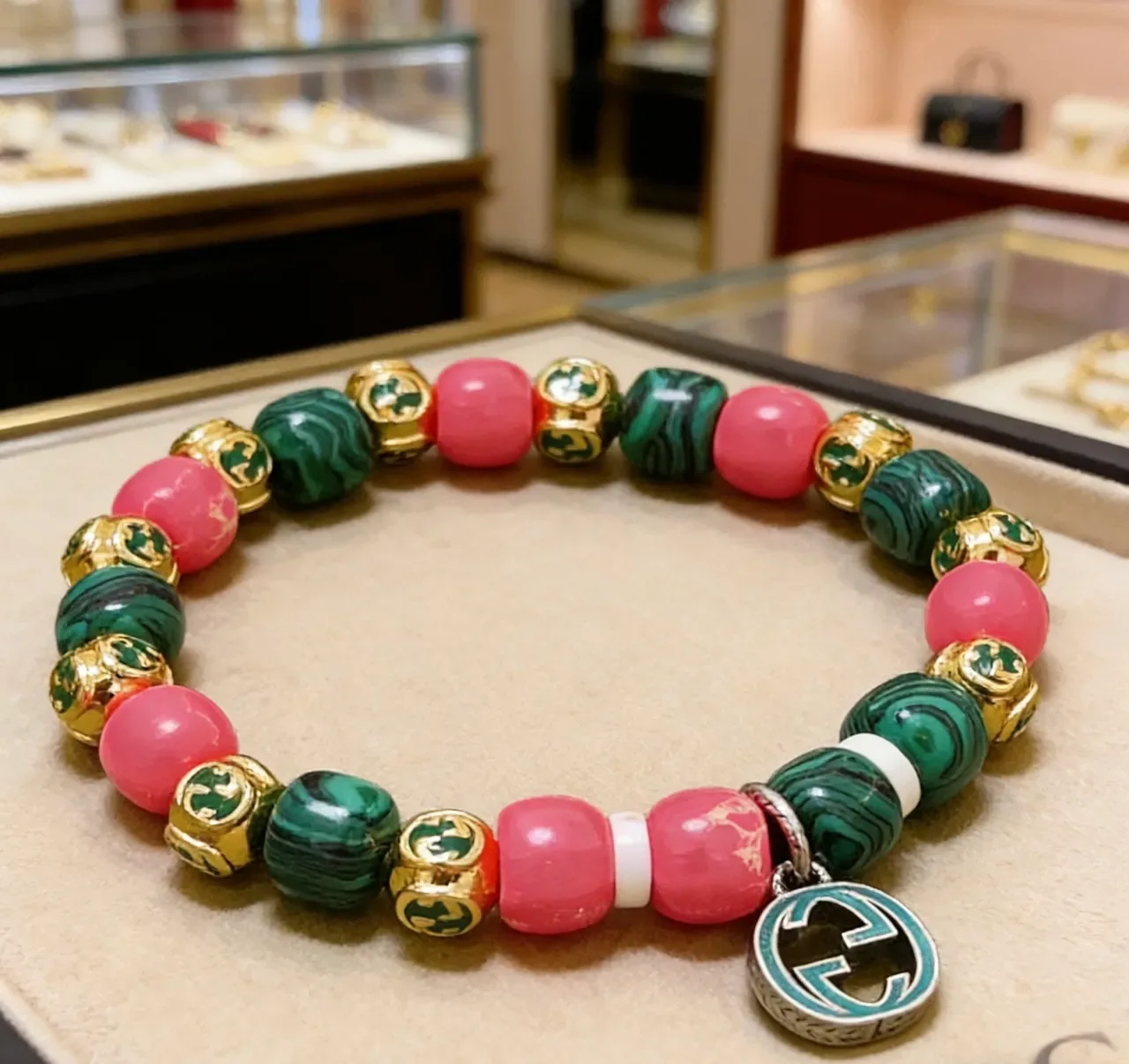 Bracelete Gucci Perlada de Malachita e Pedras Rosadas Interlocking G Charm 7