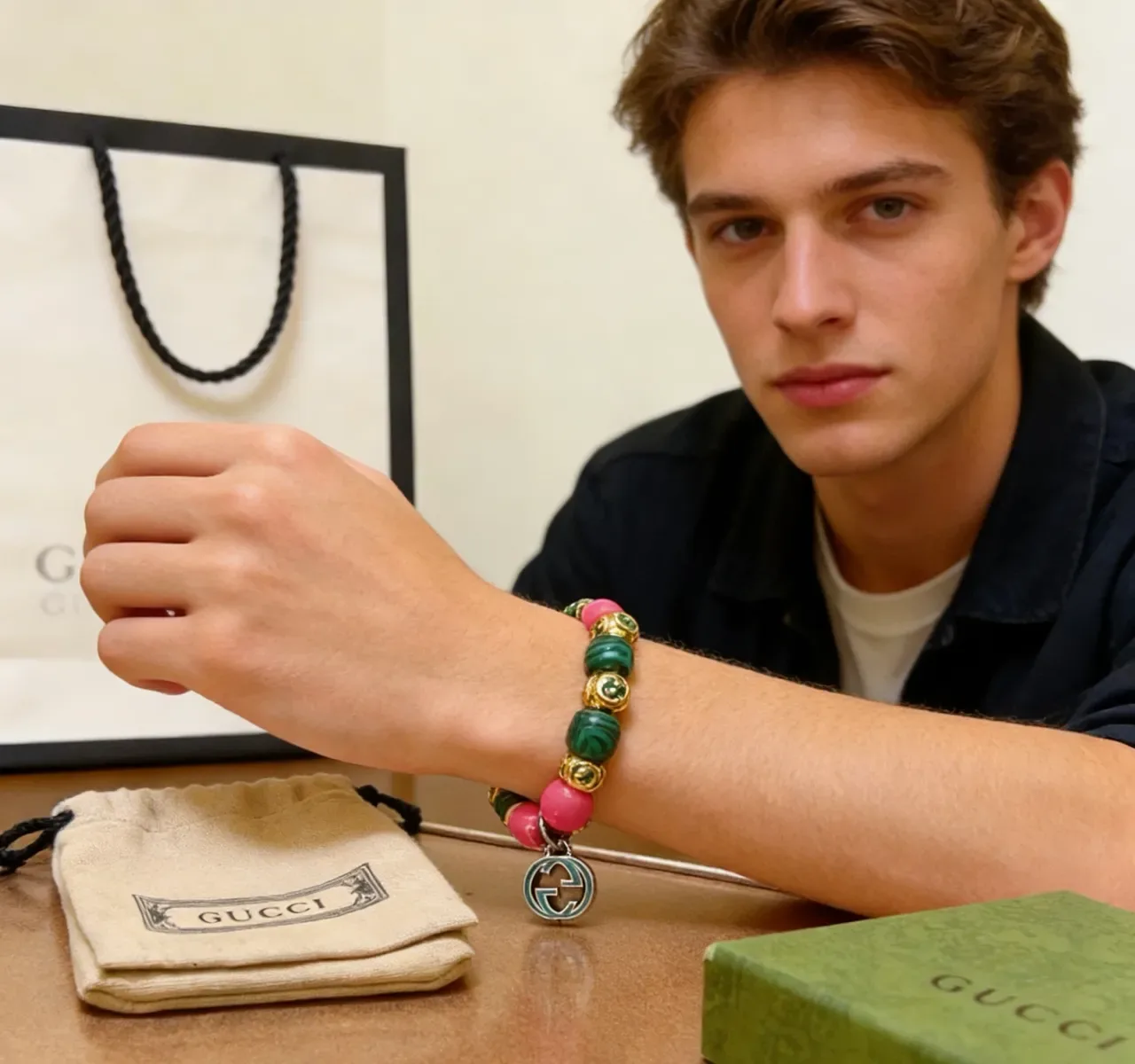 Bracelete Gucci Perlada de Malachita e Pedras Rosadas Interlocking G Charm 8