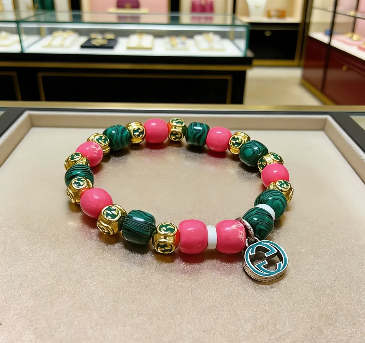 Bracelete Gucci Perlada de Malachita e Pedras Rosadas Interlocking G Charm 9