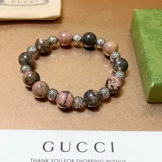 Gucci Pulsera de piedras marmoleadas con perlas y acabado plateado elástica
