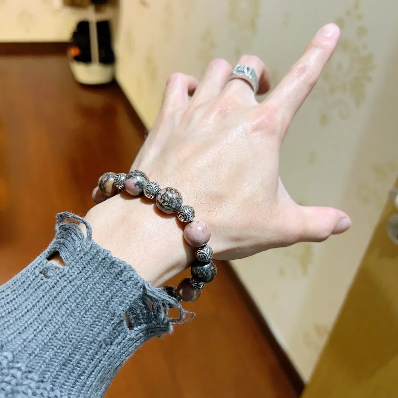 Gucci Beaded Marbled Stone and Silver-Tone Stretch Bracelet 5