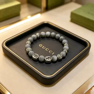 Gucci سوار خرز حجر و Interlocking G Charm