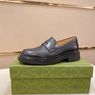 Gucci কালো বেইজ GG-Embossed চামড়া Penny Strap Loafer