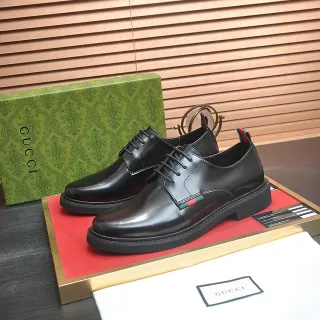 Gucci Sapatos Oxford de couro preto e vermelho polido com bico cap toe