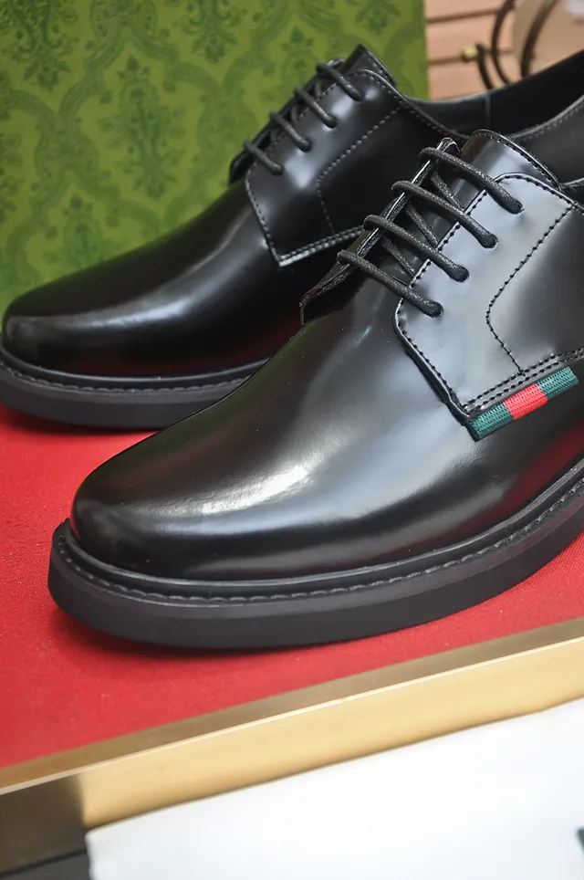 Gucci Sapatos Oxford de couro preto e vermelho polido com bico cap toe 2
