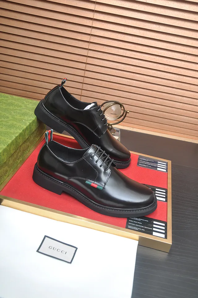 Gucci Sapatos Oxford de couro preto e vermelho polido com bico cap toe 4