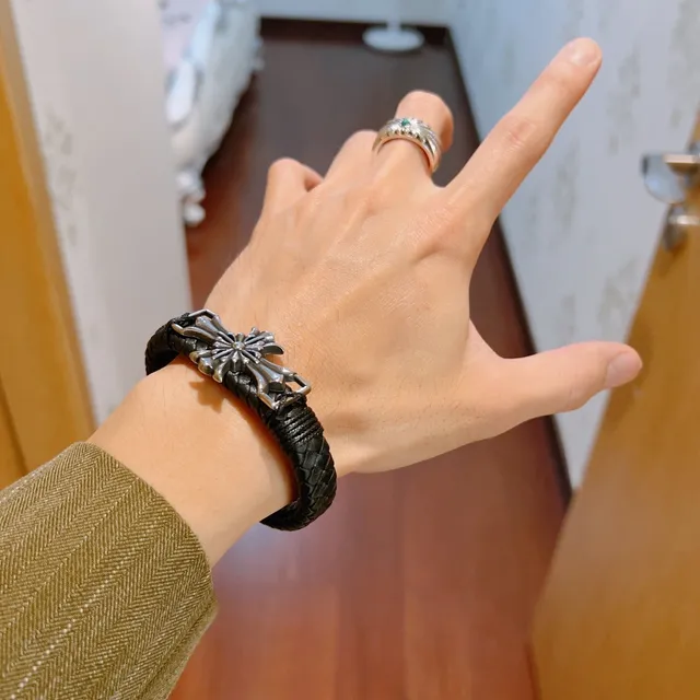 Gucci Bracelete Couro Trançado Preto Prata Motivo Cruz Metal 4