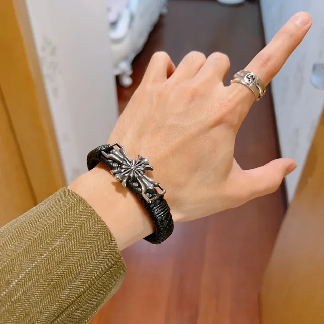 Gucci Bracelete Couro Trançado Preto Prata Motivo Cruz Metal 9