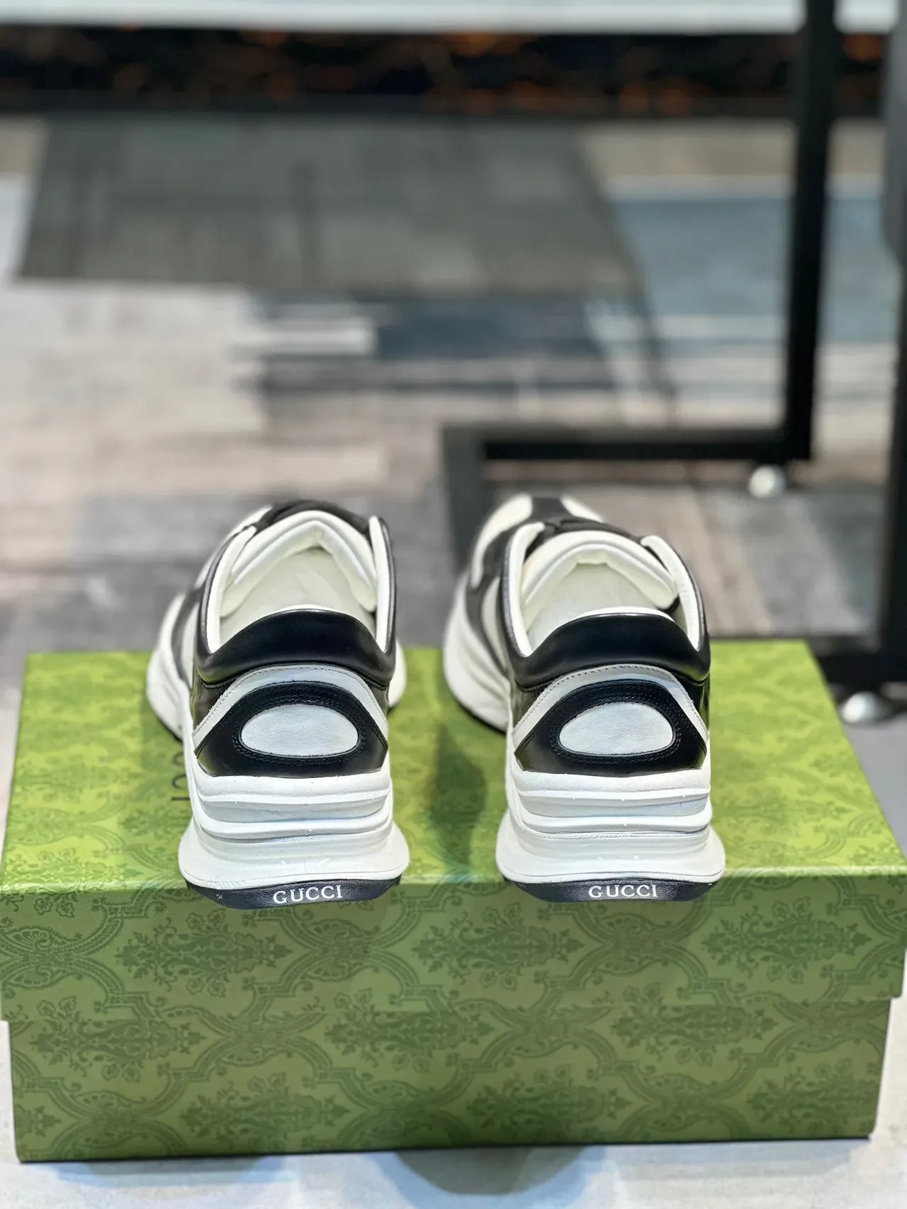 Gucci Zapatillas Lifestyle de Cuero Negro Blanco Panel Lateral Perforado con Capas 2