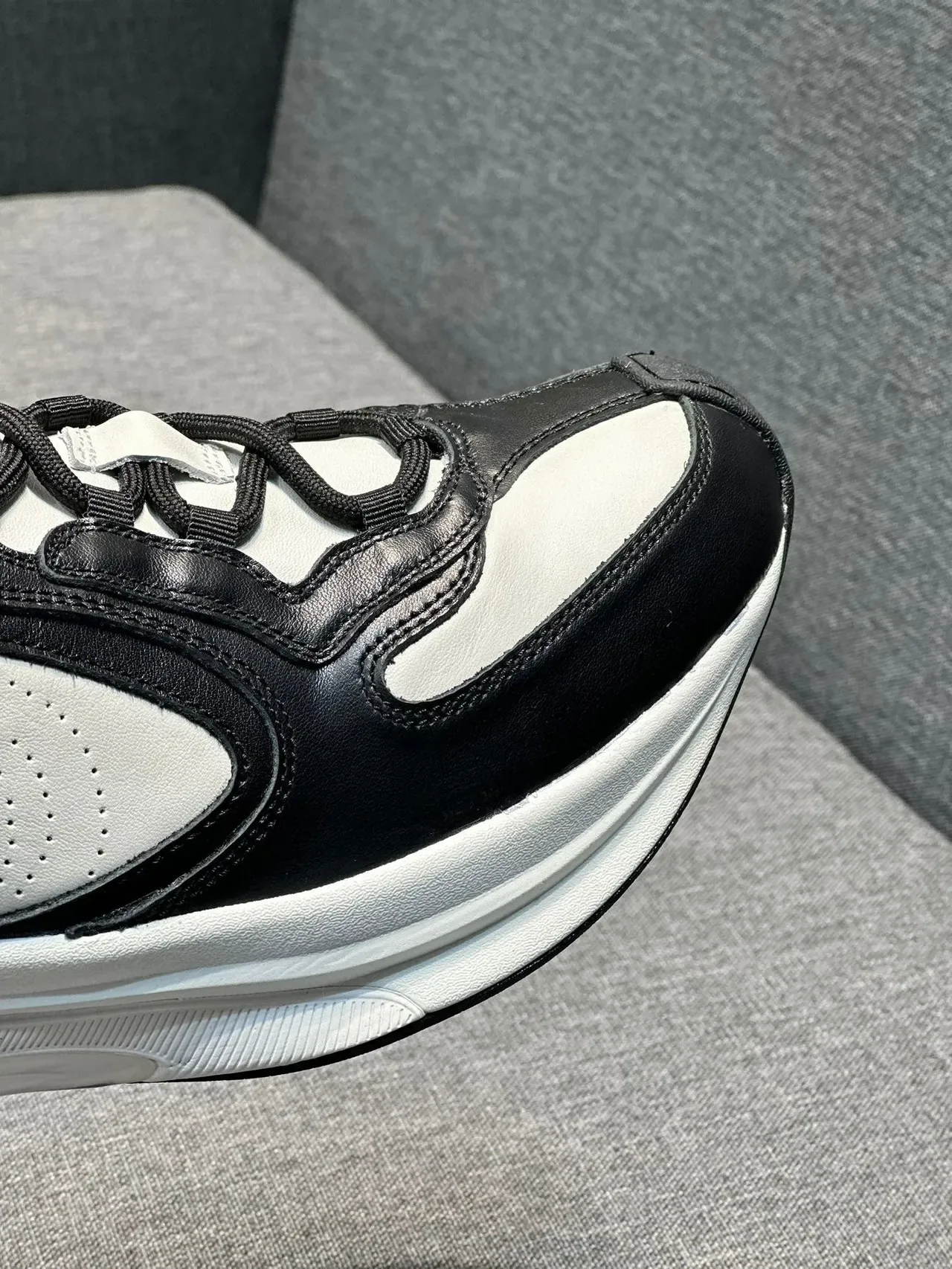 Gucci Zapatillas Lifestyle de Cuero Negro Blanco Panel Lateral Perforado con Capas 3