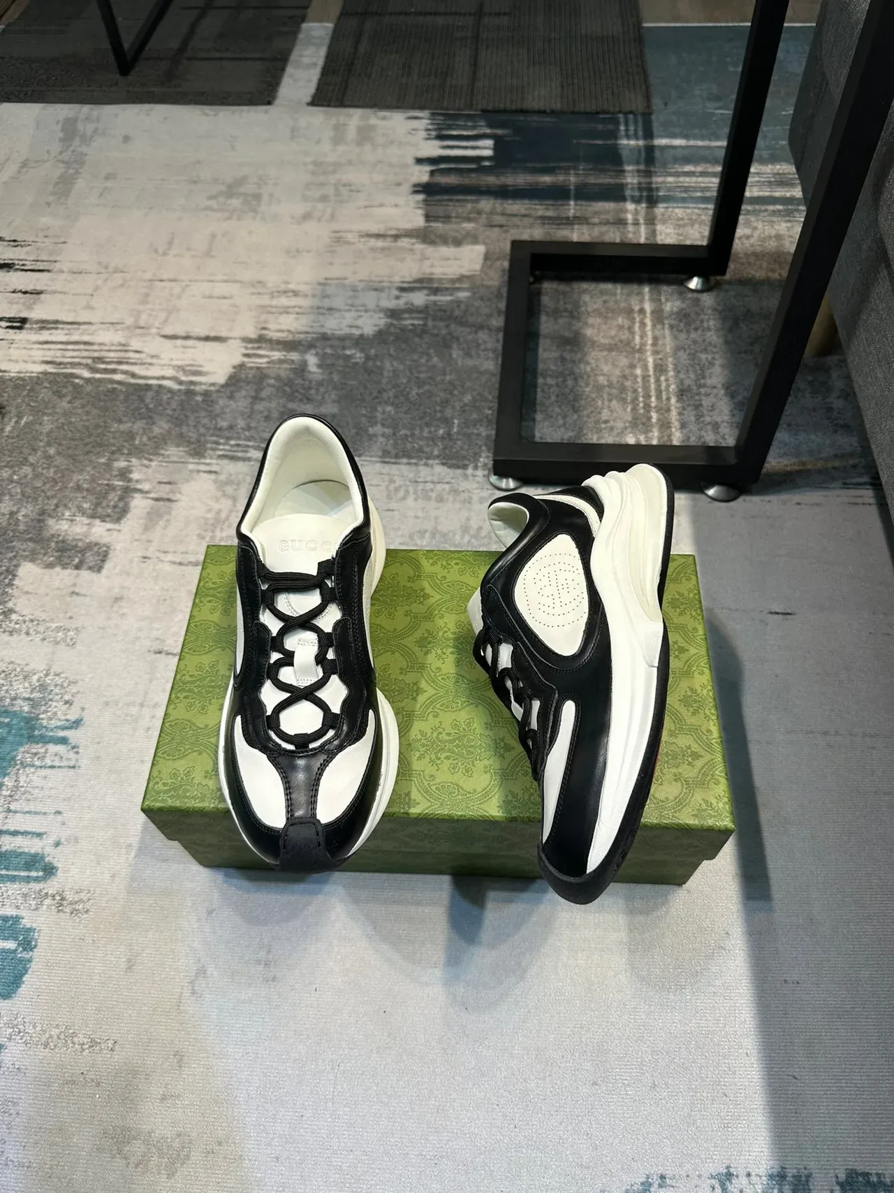 Gucci Zapatillas Lifestyle de Cuero Negro Blanco Panel Lateral Perforado con Capas 4