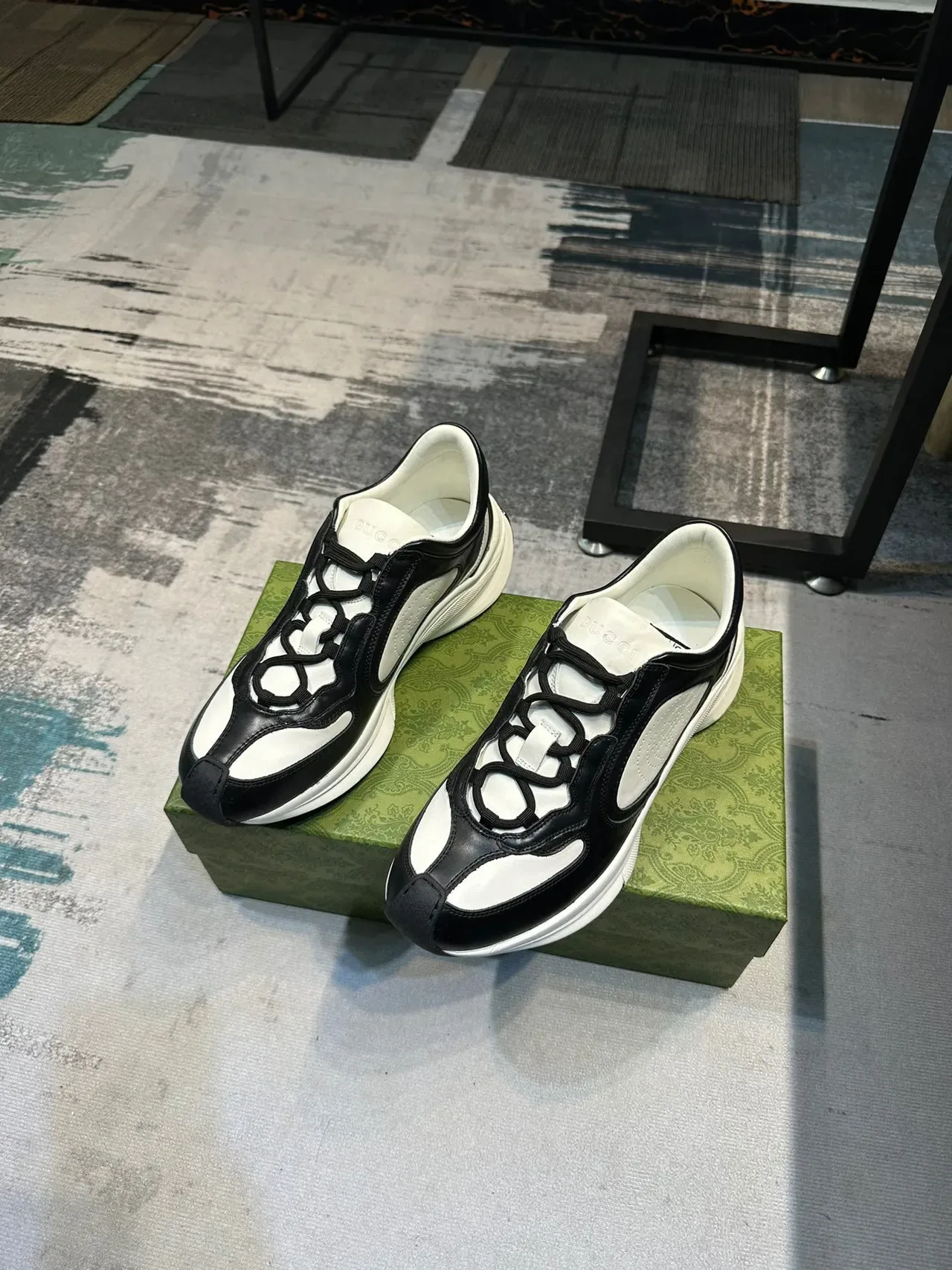 Gucci Zapatillas Lifestyle de Cuero Negro Blanco Panel Lateral Perforado con Capas 5