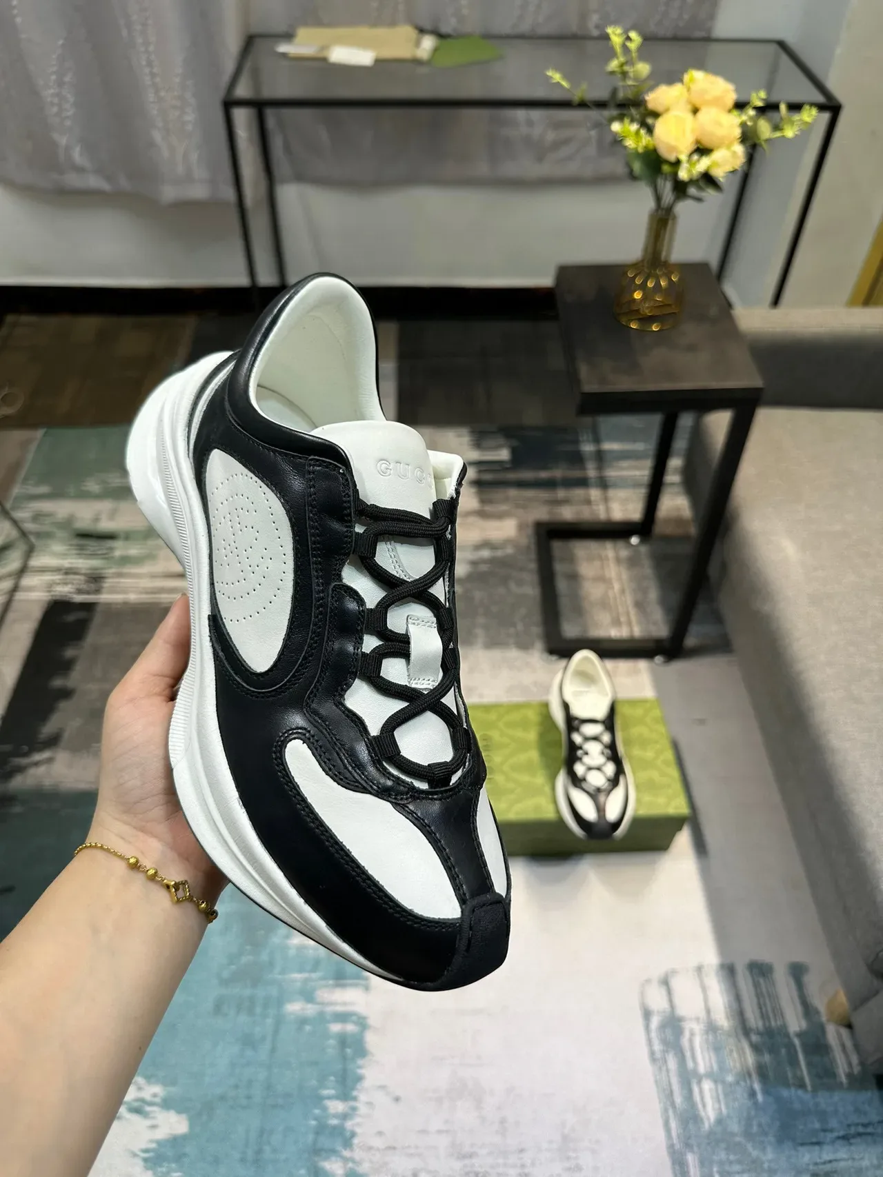 Gucci Zapatillas Lifestyle de Cuero Negro Blanco Panel Lateral Perforado con Capas 6