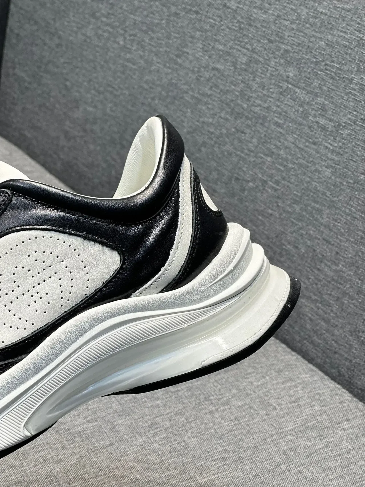 Gucci Zapatillas Lifestyle de Cuero Negro Blanco Panel Lateral Perforado con Capas 8