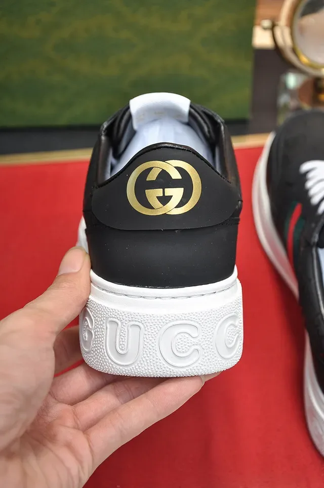 Gucci Sneakers Lifestyle Pretos e Brancos Low-Top com Sola de Plataforma 2