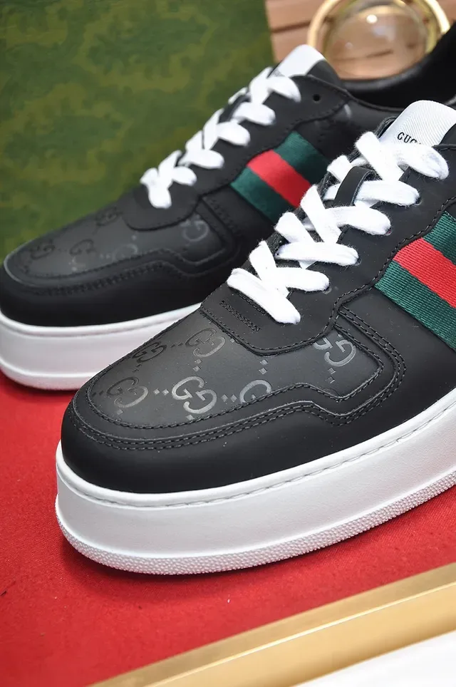 Gucci Sneakers Lifestyle Pretos e Brancos Low-Top com Sola de Plataforma 3