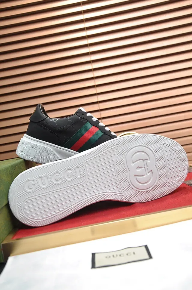 Gucci Sneakers Lifestyle Pretos e Brancos Low-Top com Sola de Plataforma 4