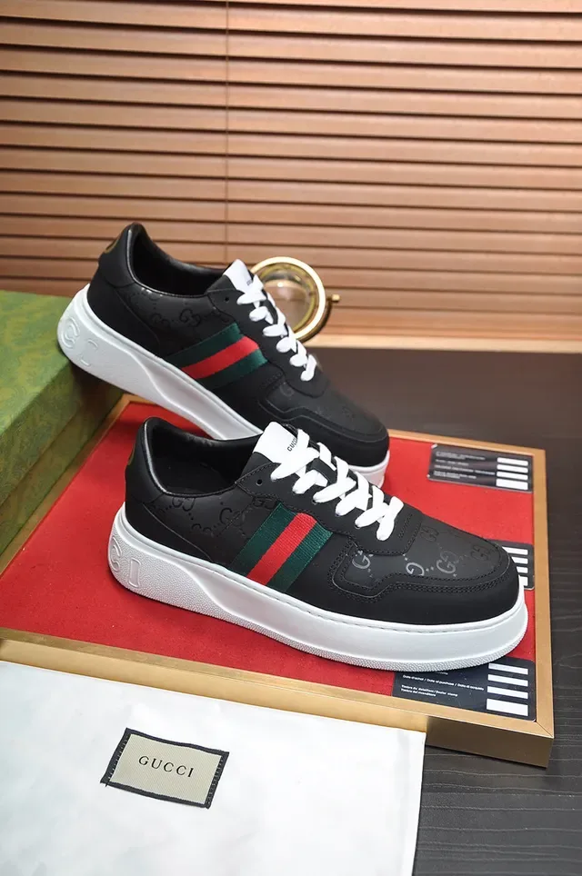Gucci Sneakers Lifestyle Pretos e Brancos Low-Top com Sola de Plataforma 5