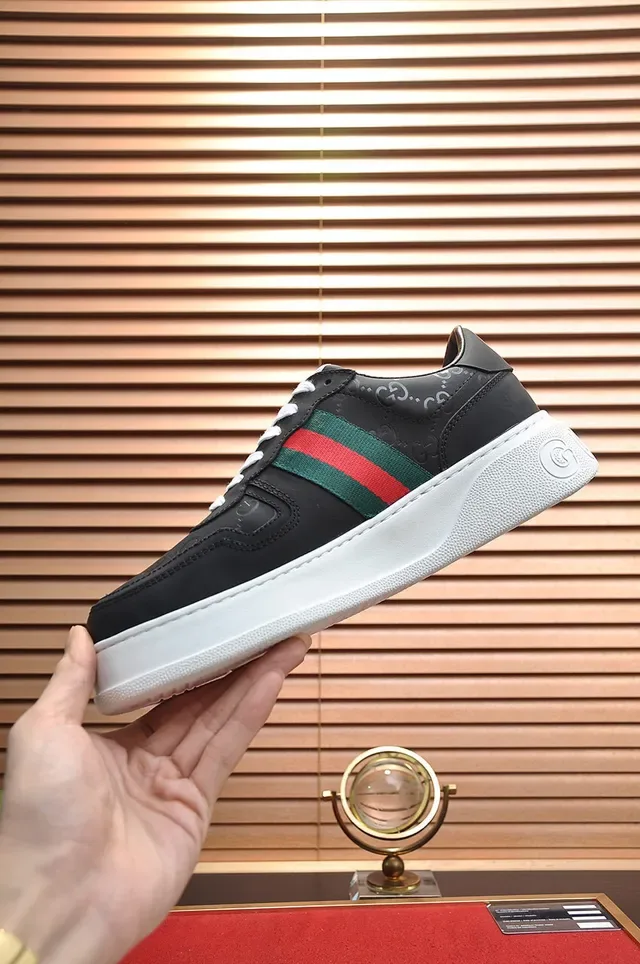 Gucci Sneakers Lifestyle Pretos e Brancos Low-Top com Sola de Plataforma 6
