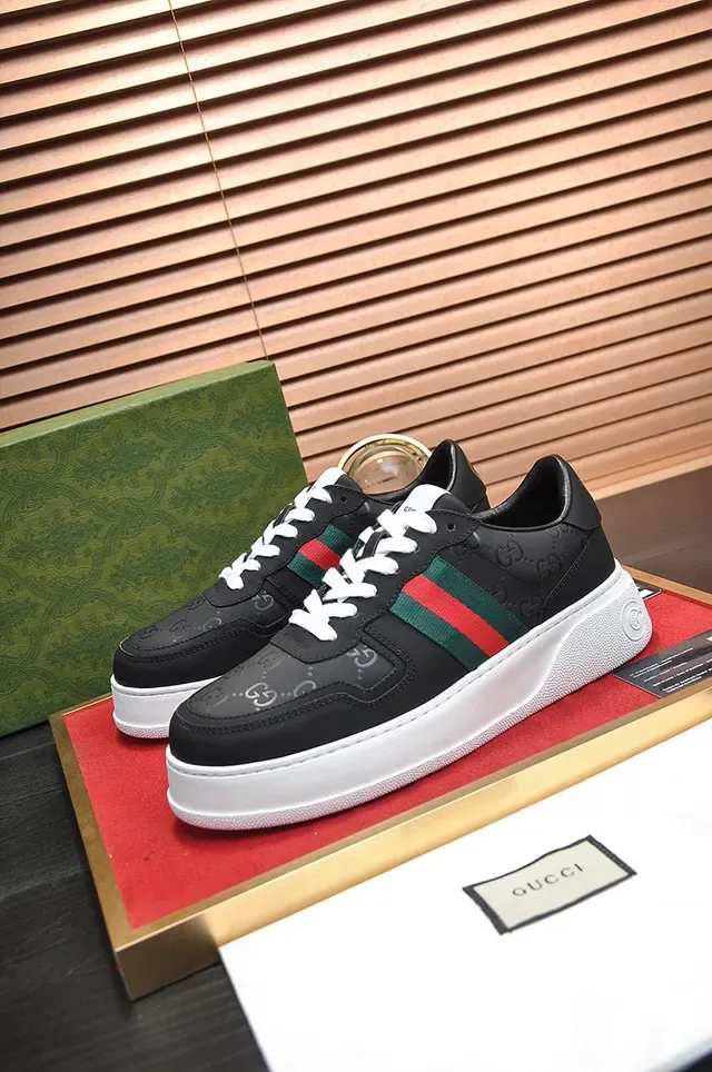 Gucci Sneakers Lifestyle Pretos e Brancos Low-Top com Sola de Plataforma 7