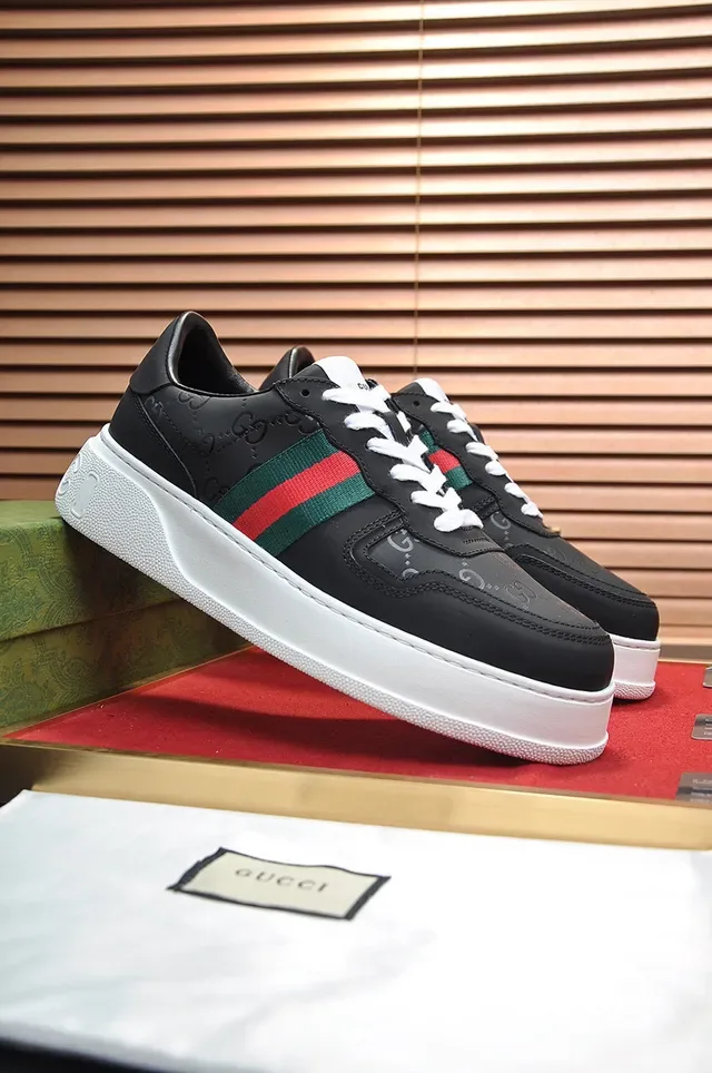Gucci Sneakers Lifestyle Pretos e Brancos Low-Top com Sola de Plataforma 8