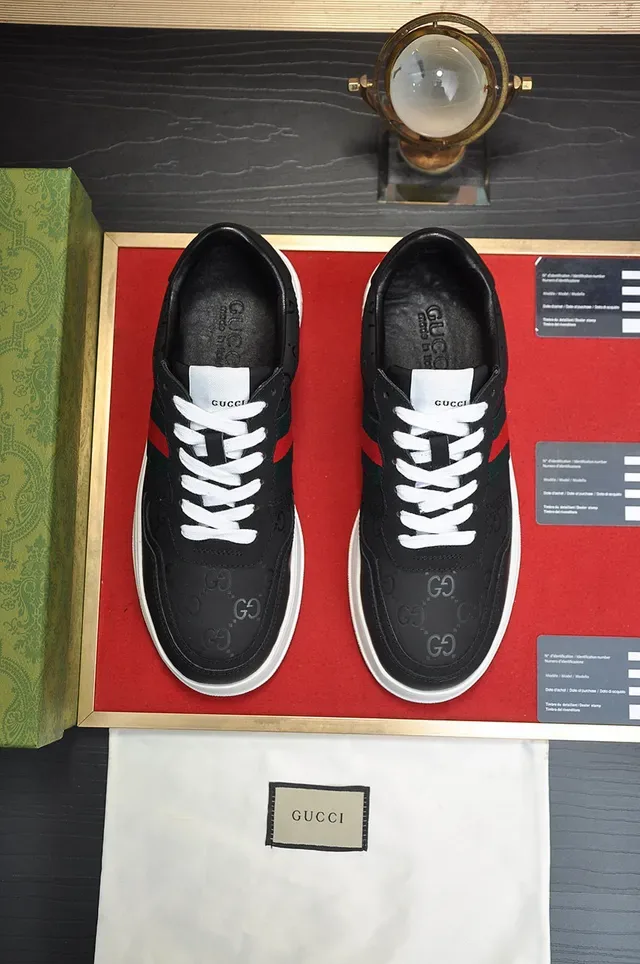 Gucci Sneakers Lifestyle Pretos e Brancos Low-Top com Sola de Plataforma 9