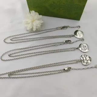 Gucci Blind for Love collier pendentif circulaire gravé en chaîne à boules de tigre argentée