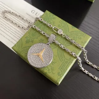 Gucci ক্রিস্টাল-এনক্রাস্টেড স্টার পেন্ডেন্ট নেকলেস