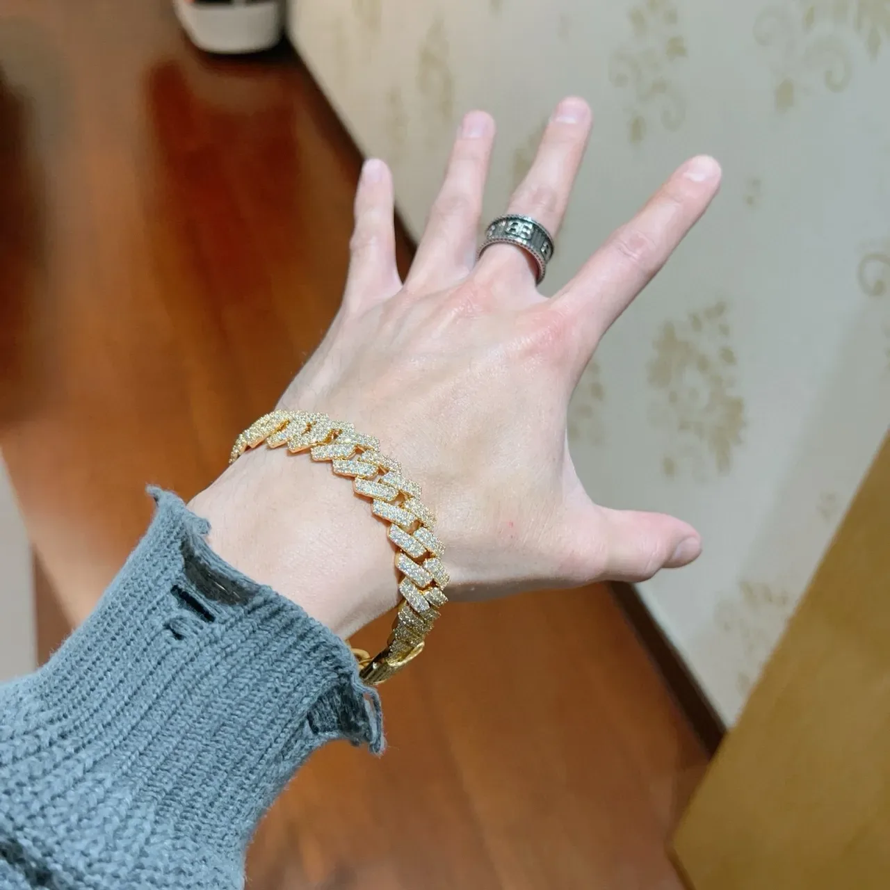Gucci Crystal-Pave Curb-Link Gold-Tone Bracelet 4