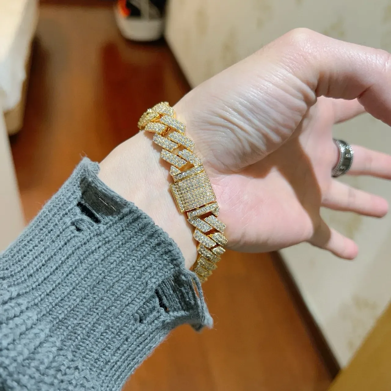 Gucci Crystal-Pave Curb-Link Gold-Tone Bracelet 7