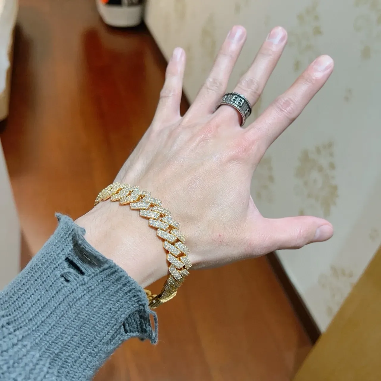 Gucci Crystal-Pave Curb-Link Gold-Tone Bracelet 8