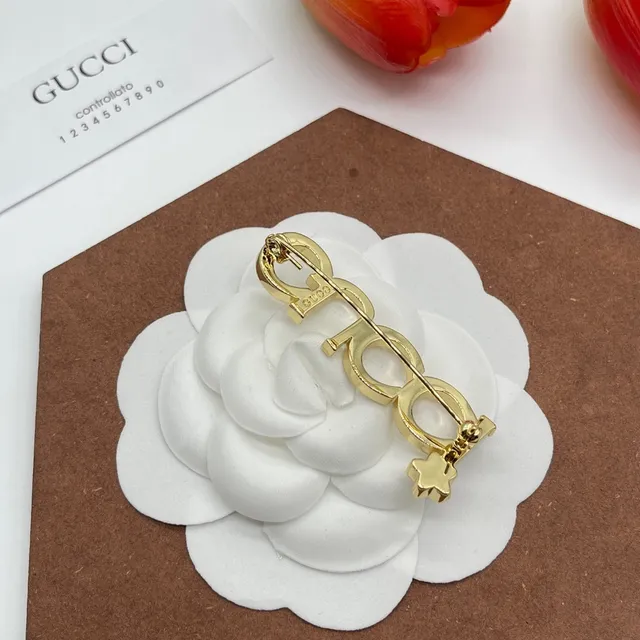 Gucci क्रिस्टल-पेवे इंटरलॉकिंग जी स्टार ब्रोच 3