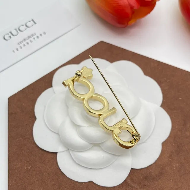 Gucci क्रिस्टल-पेवे इंटरलॉकिंग जी स्टार ब्रोच 4