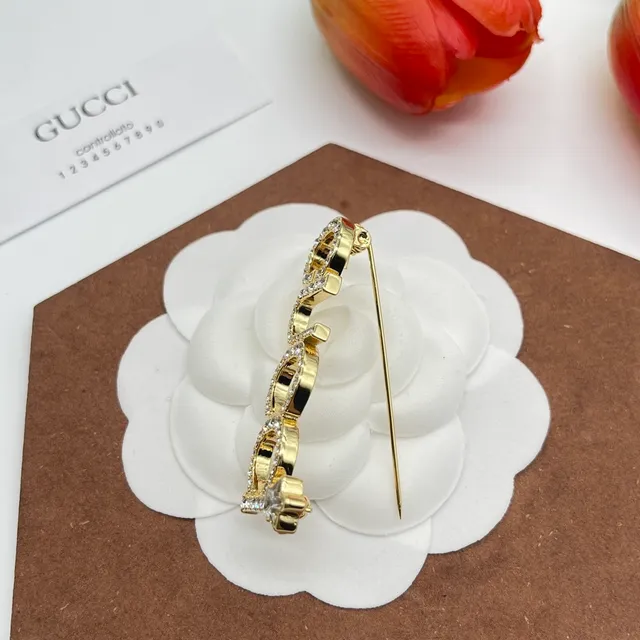Gucci क्रिस्टल-पेवे इंटरलॉकिंग जी स्टार ब्रोच 5