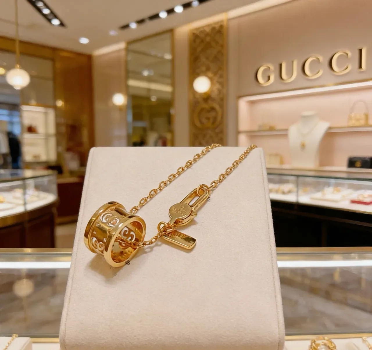 Gucci Double G Pendentif Cilindrique Chaîne Dorée Multicouche 9