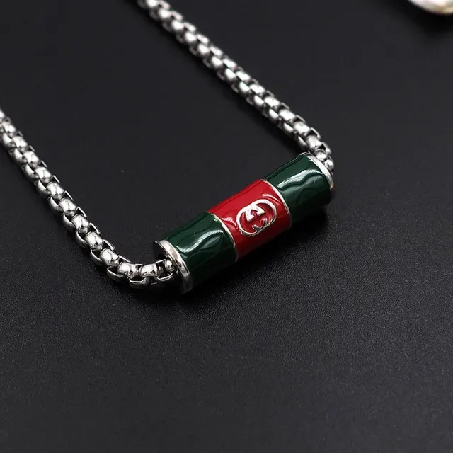 قلادة Gucci بدلية برميلية من المينا وسلسلة كرب فضية خضراء 2