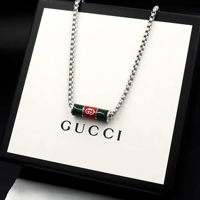 قلادة Gucci بدلية برميلية من المينا وسلسلة كرب فضية خضراء 3