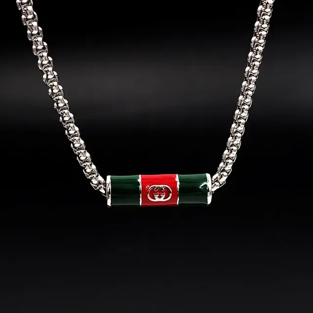 قلادة Gucci بدلية برميلية من المينا وسلسلة كرب فضية خضراء 4