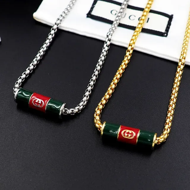 قلادة Gucci بدلية برميلية من المينا وسلسلة كرب فضية خضراء 6