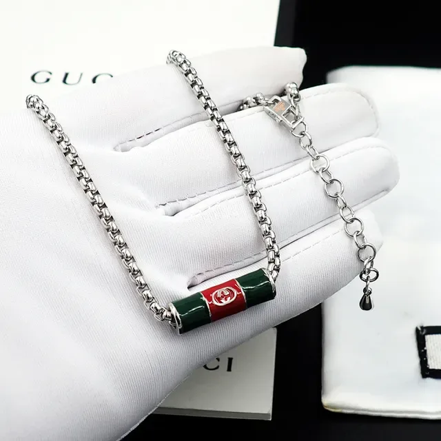 قلادة Gucci بدلية برميلية من المينا وسلسلة كرب فضية خضراء 7