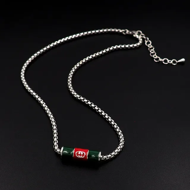 قلادة Gucci بدلية برميلية من المينا وسلسلة كرب فضية خضراء 8
