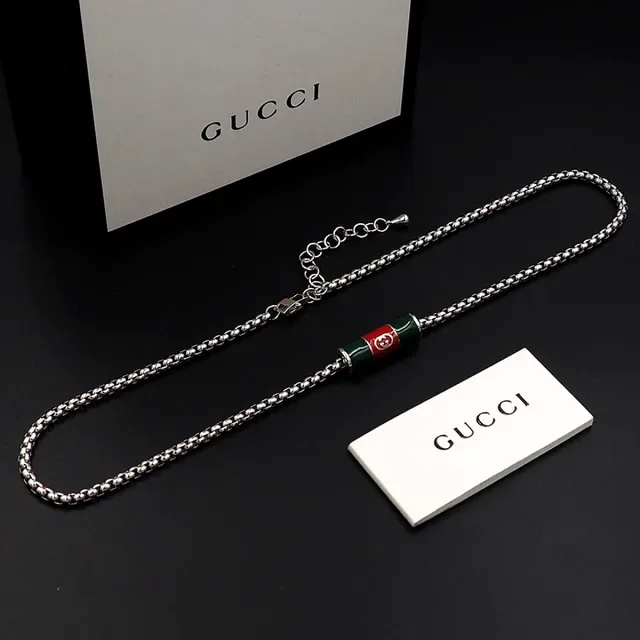 قلادة Gucci بدلية برميلية من المينا وسلسلة كرب فضية خضراء 9
