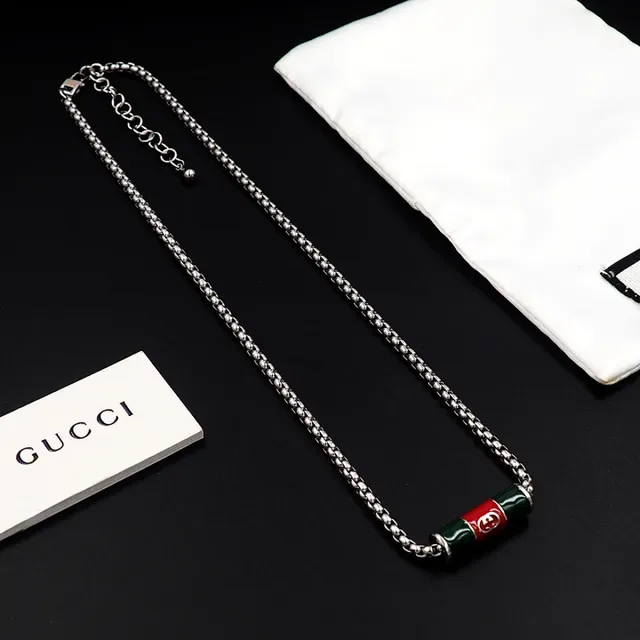 قلادة Gucci بدلية برميلية من المينا وسلسلة كرب فضية خضراء 10