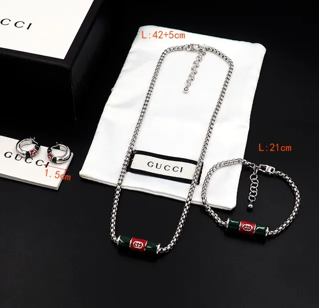 قلادة Gucci بدلية برميلية من المينا وسلسلة كرب فضية خضراء 12