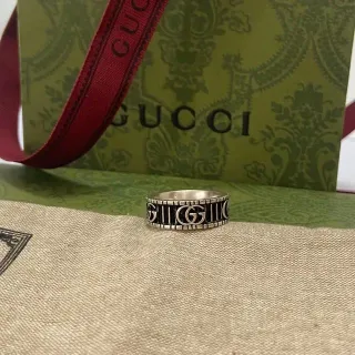 Gucci GG लोगो बैंड सिल्वर ब्लैक वाइड इंटरलॉकिंग रिंग