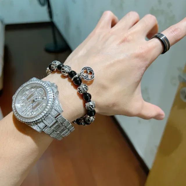 سوار Gucci GG Marmont أسود وفضي بحبات 2