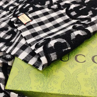 Gucci GG Marmont شال أسود أبيض غينغهام مع نقش interlocking G monogram مرتفع