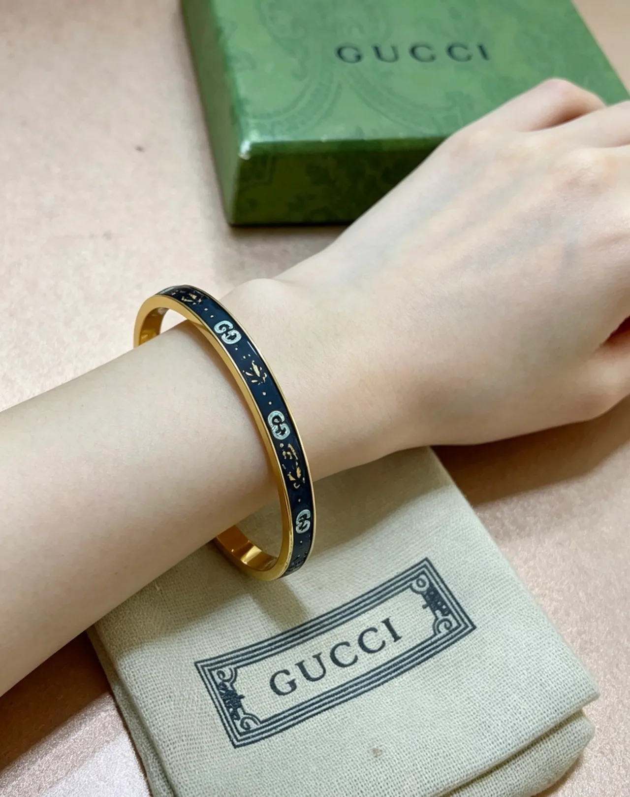 Gucci GG Marmont 蓝色珐琅和金色铰链手链 2
