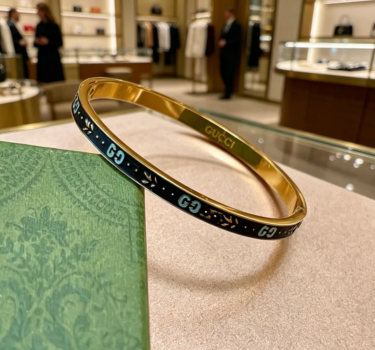 Gucci GG Marmont 蓝色珐琅和金色铰链手链 4